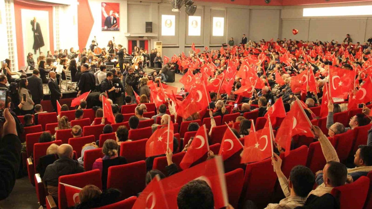 CHP Genel Başkanı Özel, Manisa’da senfoni konserine katıldı
