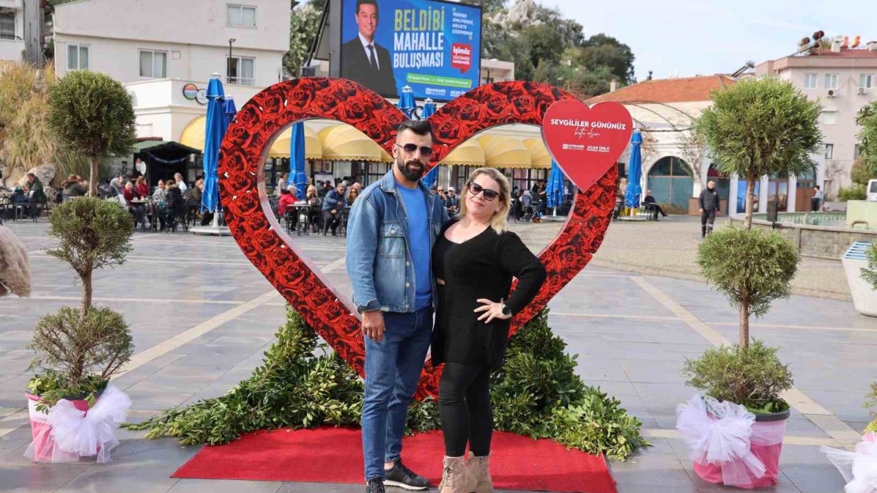 Marmaris’te Sevgililer Günü için özel fotoğraf panosu kuruldu