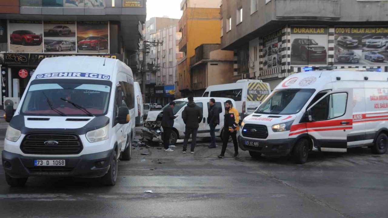 Kamyonet şehiriçi minibüse çarptı: 1 yaralı