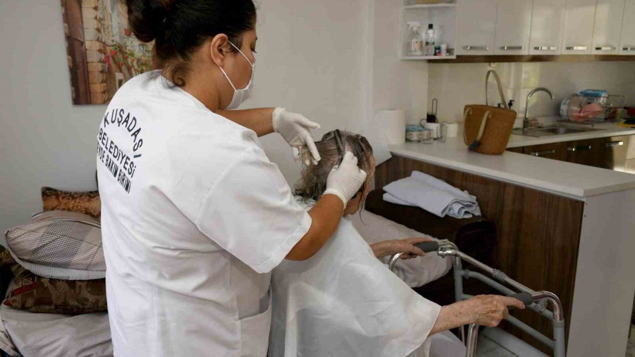 Kuşadası Belediyesi ’Evde Bakım Birimi’ ile yaşamlara dokunuyor