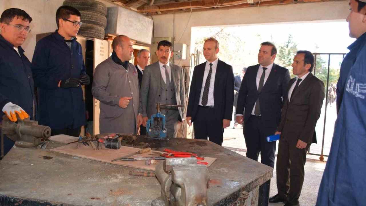 Köyceğiz Kaymakamı Maslak, okulda atölye çalışmalarını yerinde inceledi