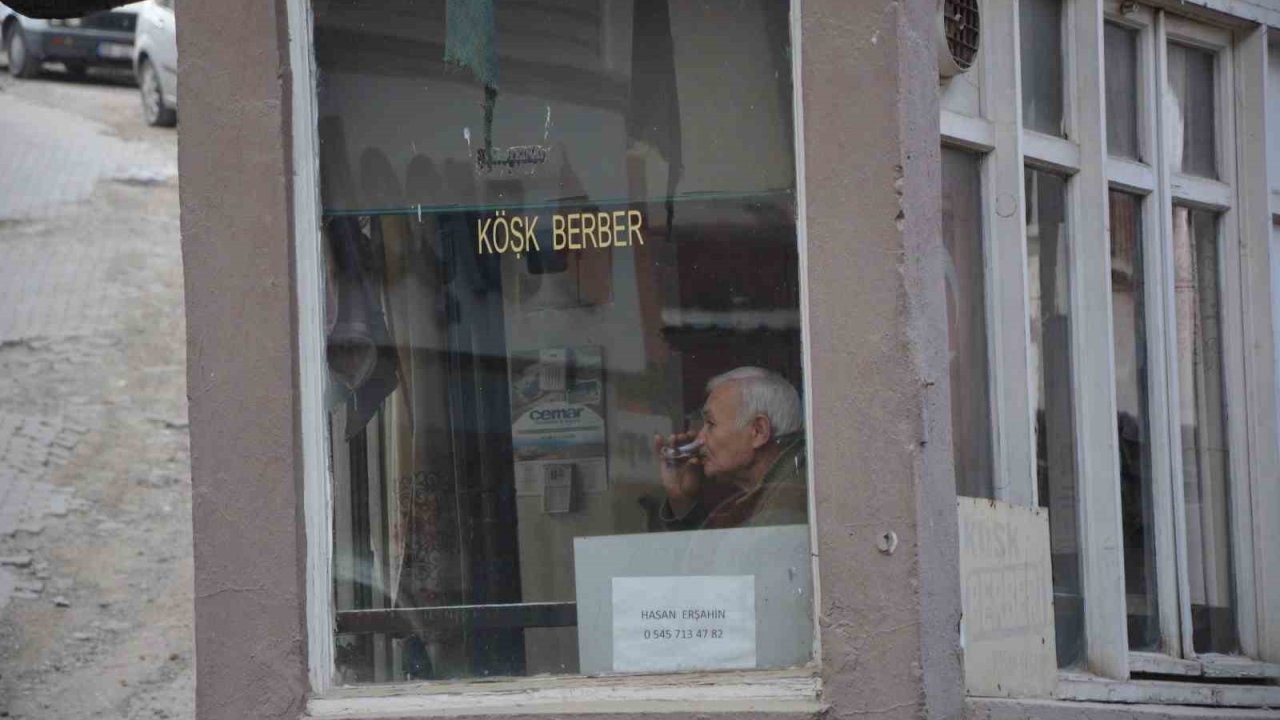 Manisa’da 12 yaşında başladığı berberliği 57 yıldır sürdürüyor