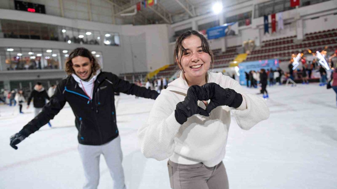 İzmirliler buz pistinde Sevgililer Gününü kutladı