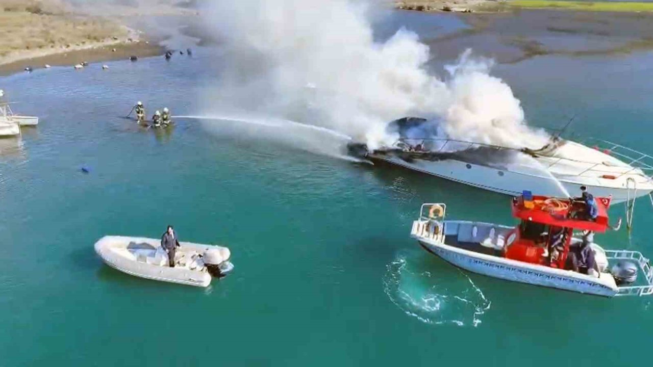 Büyükşehir acil müdahale teknesinden yat yangınına müdahale