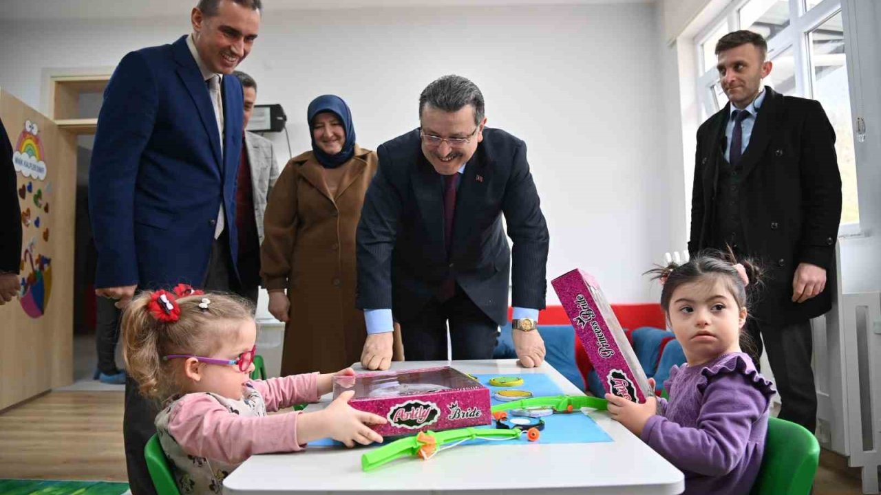 Özel çocuklarla keyifli anlar yaşadı