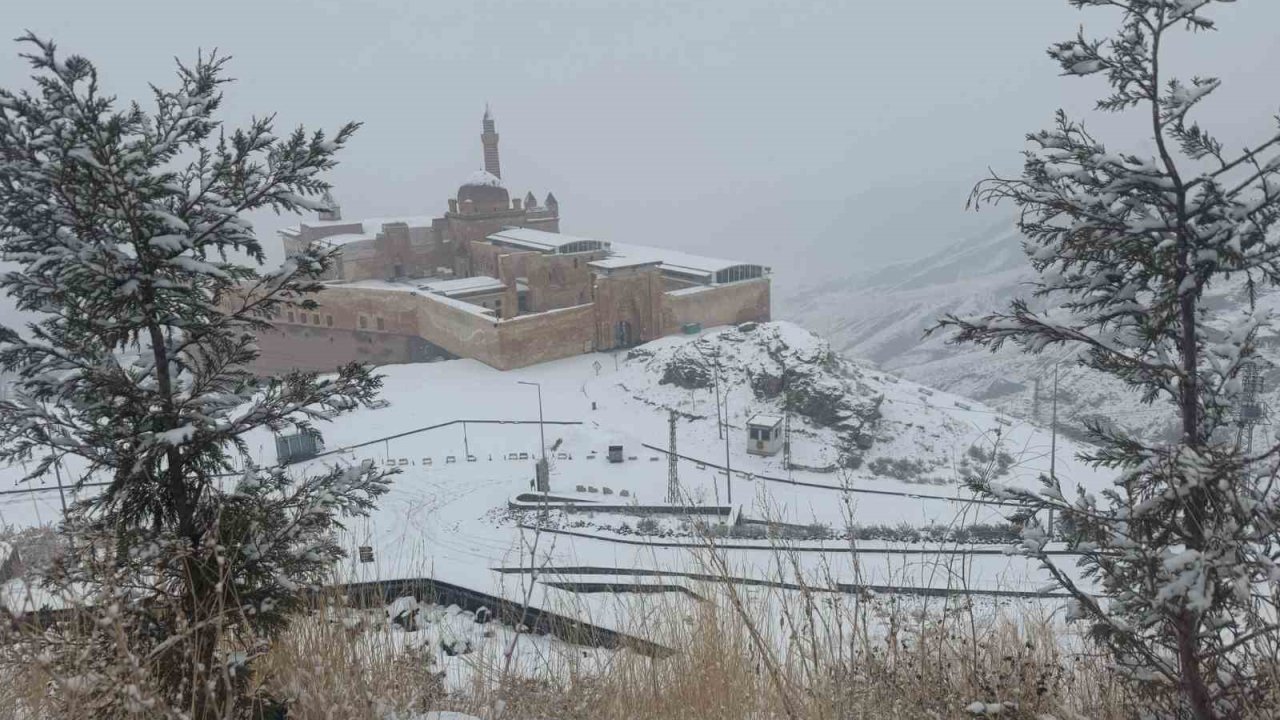 Tarihi saray beyaza büründü