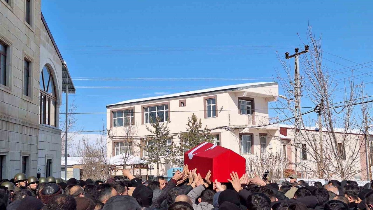 Kazada vefat eden asker toprağa verildi