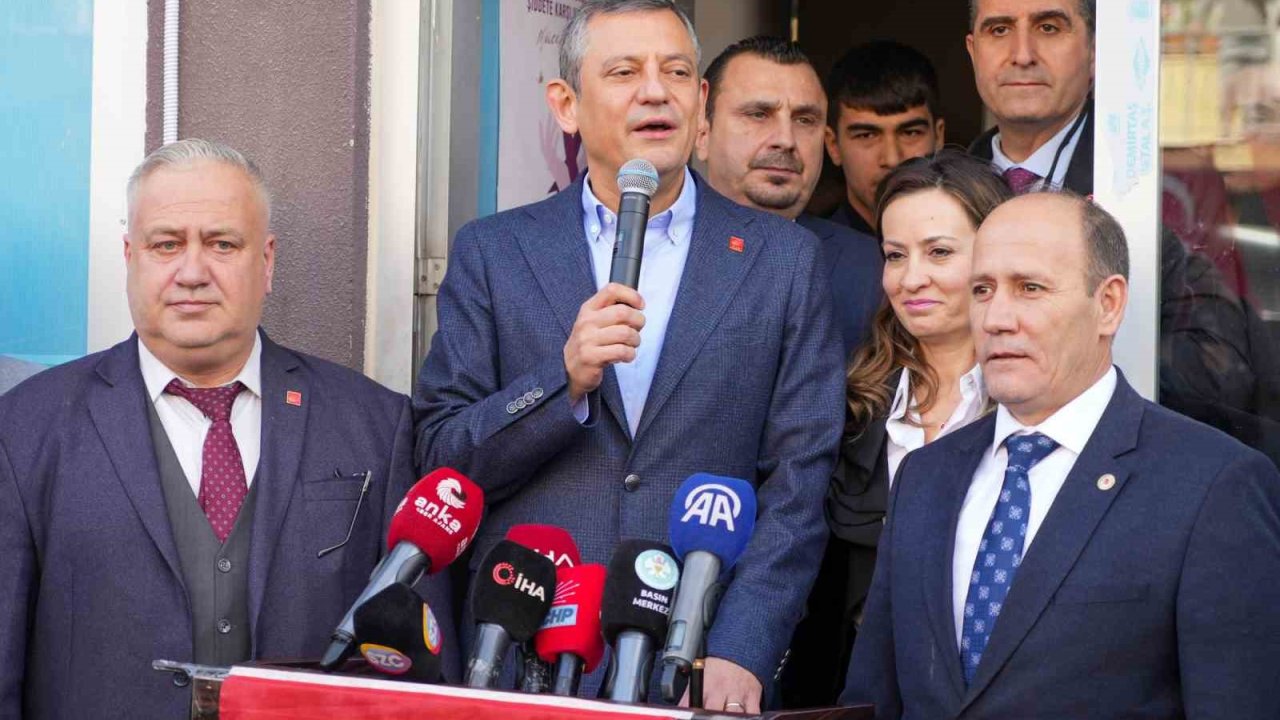 CHP Genel Başkanı Özel, Manisa’da ilçe belediyelerini ziyaret etti