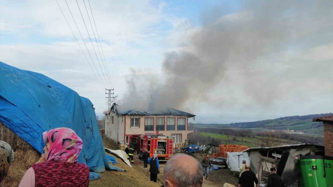 Sinop’ta 2 katlı evin çatısı alevlere teslim oldu