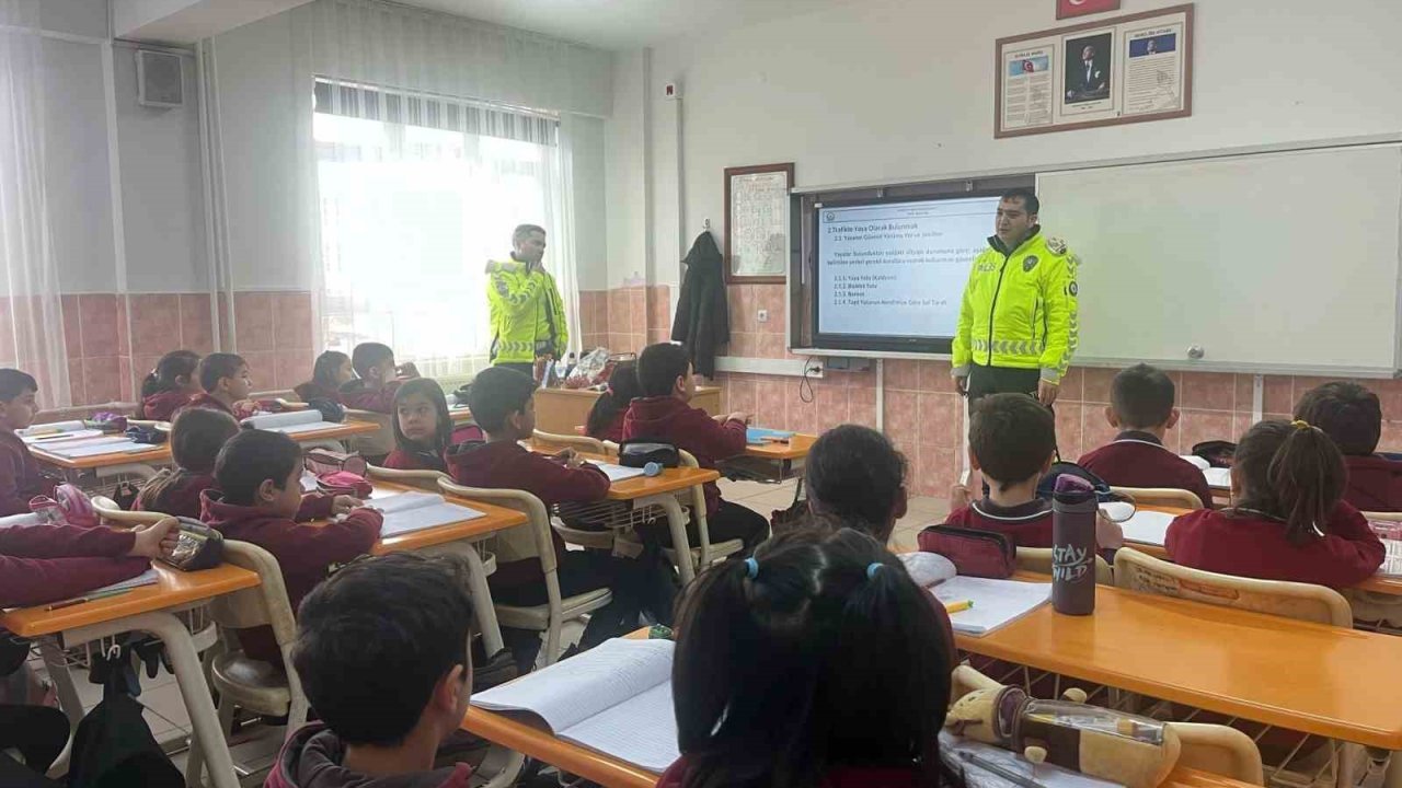 Alaca’da polis ekipleri öğrencilere trafik bilincini aşılıyor