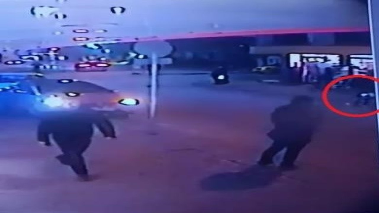 Yola kaçan topunu almak isteyen çocuğa araç çarptı.... O anlar kamerada