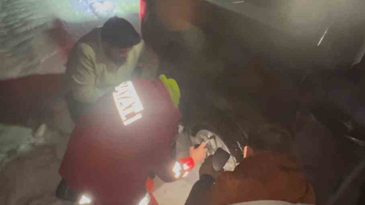 Karla kaplı Çam Dağı’nda mahsur kalan aile kurtarıldı