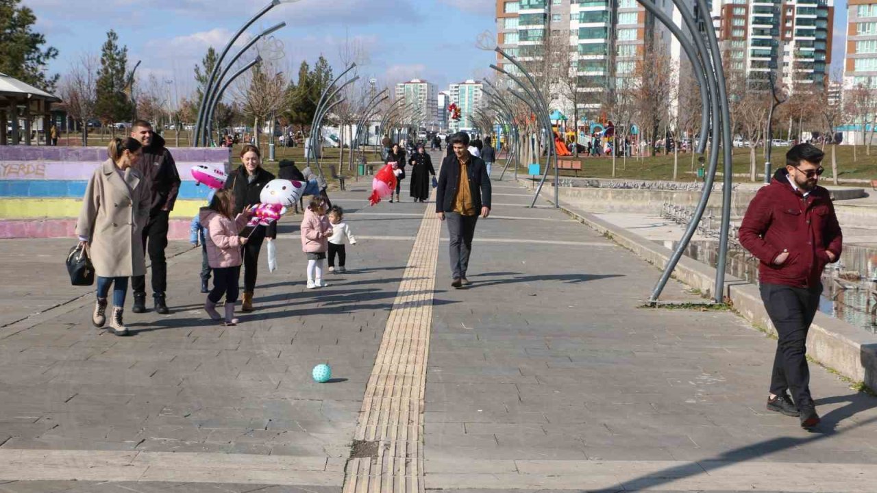 Diyarbakır’da vatandaşlar güzel havanın keyfini çıkarıyor