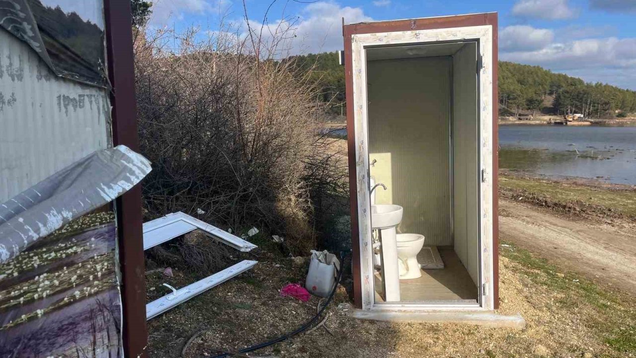 Yayla gölündeki mobil tuvaletlerin bakımsız hali tepki topladı
