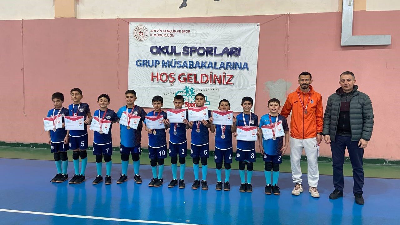 Hamur Adımova Ortaokulu voleybol takımı bölge şampiyonu oldu