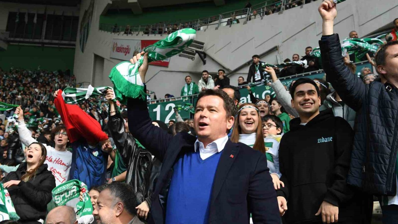 Başkan Aydın, Bursaspor’un maçını öğrencilerle birlikte izledi
