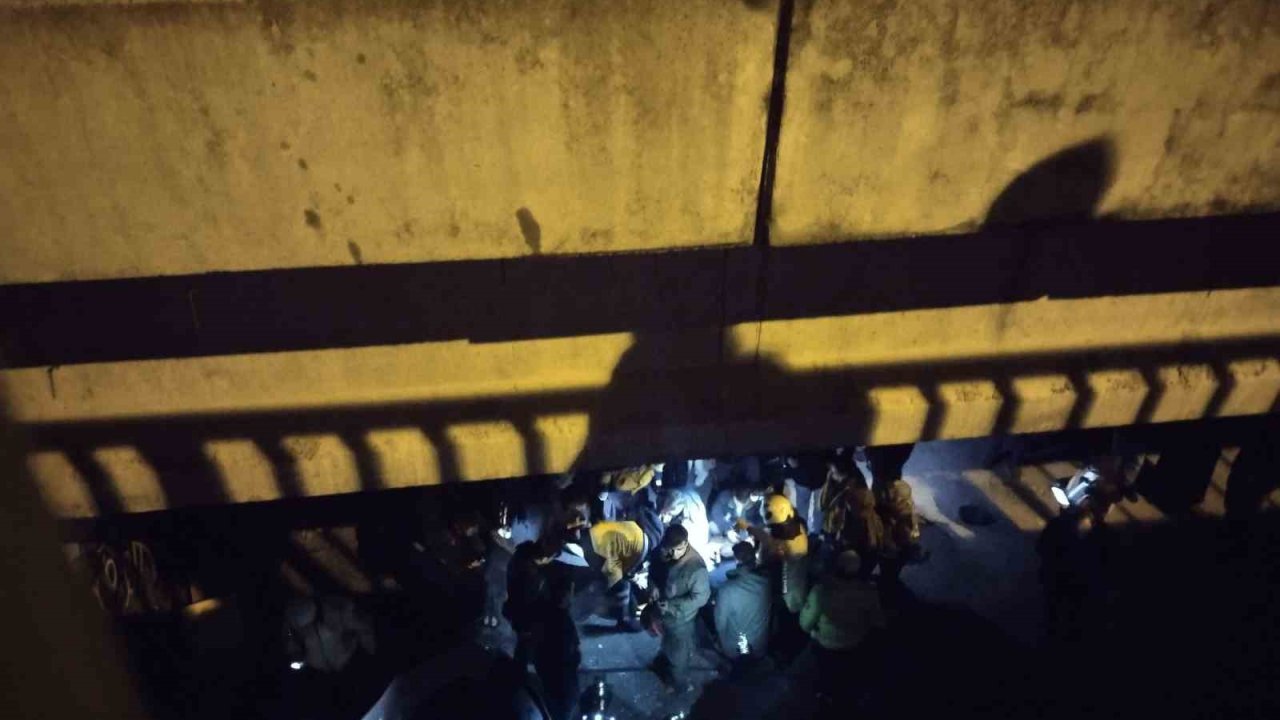 Ümraniye’de otomobil viyadükten aşağı uçtu