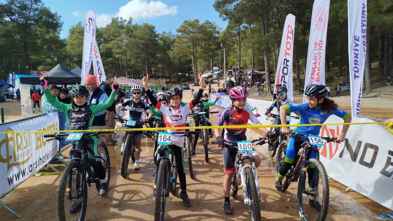 Akhisarlı genç bisikletçiler yine kürsüye çıktı