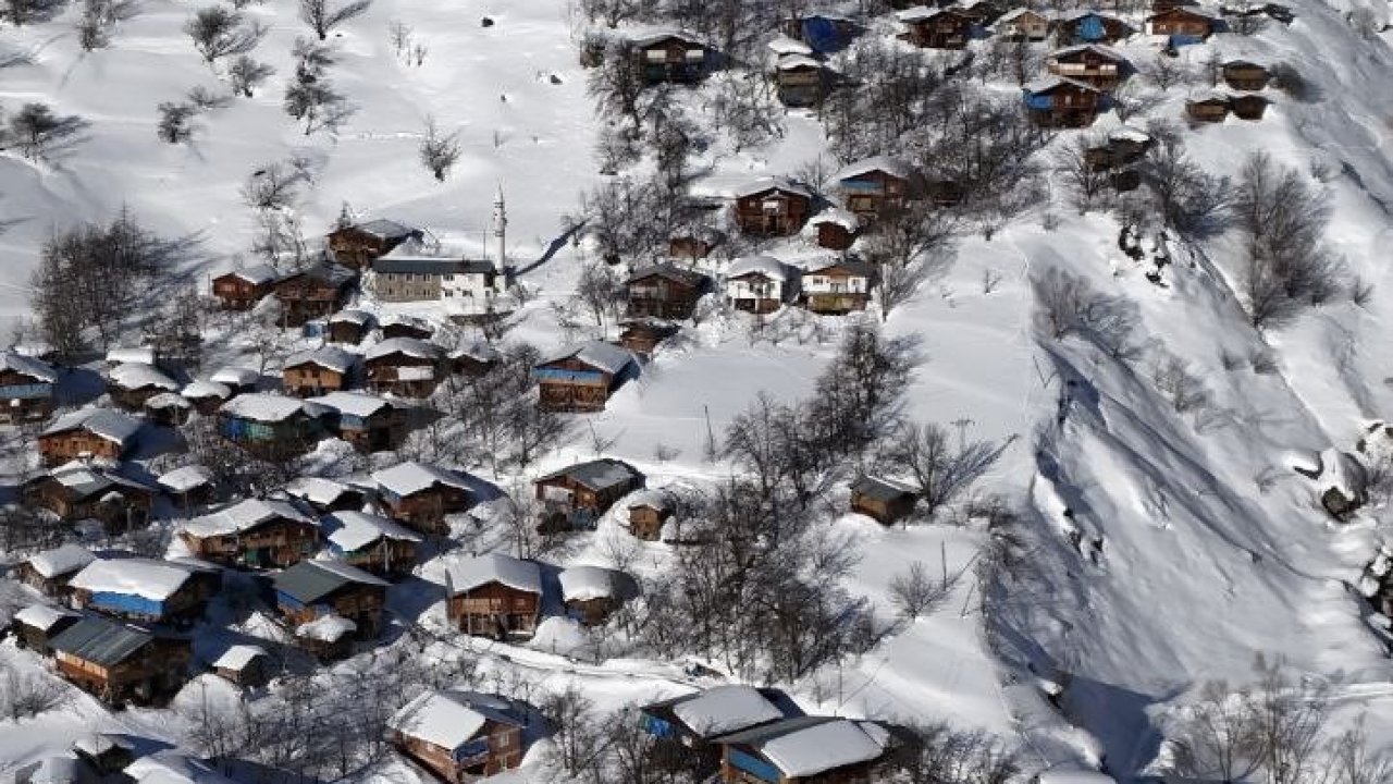 Şavşat’ın Maden Köyü geleneksel ahşap mimarisi ve doğal güzellikleriyle büyülüyor