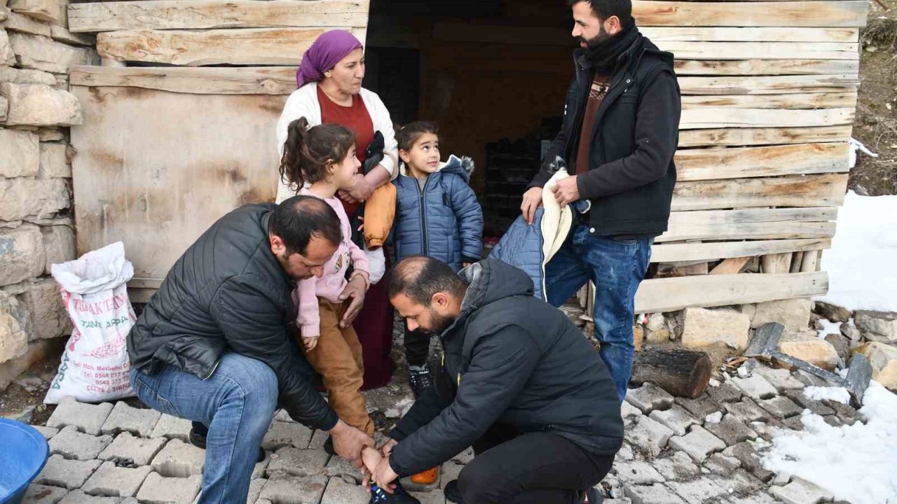 Polis memuru Şırnaklı 300 çocuğa bot ve mont gönderdi