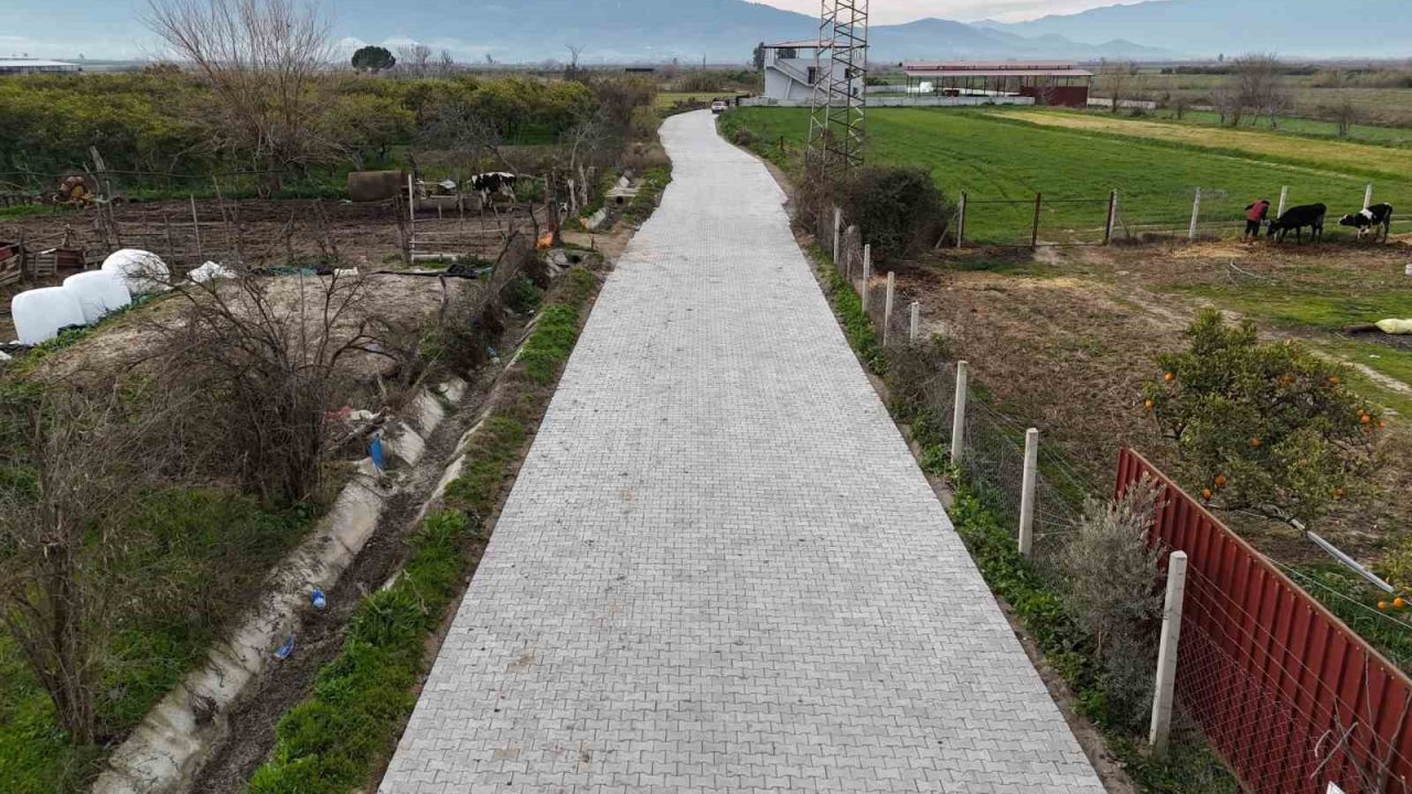 Nazilli Belediyesi Sevindikli’de yolları yeniliyor