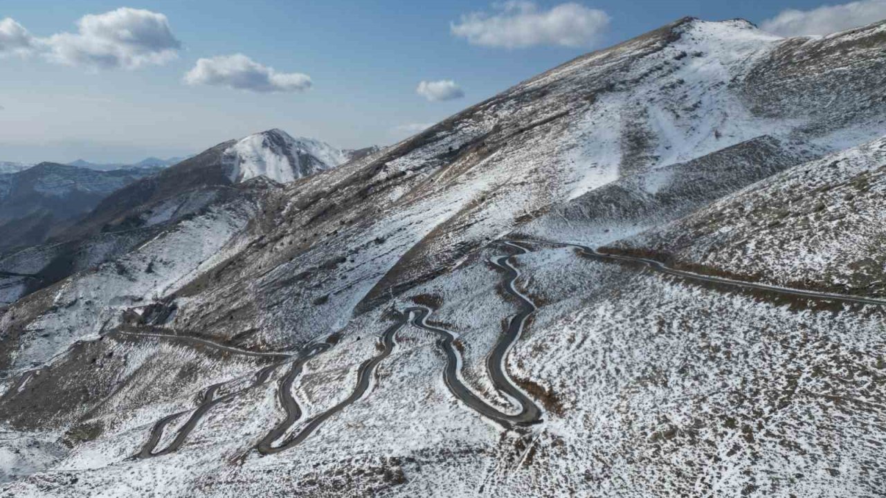 Şırnak’ta beyaza bürünen kıvrımlı yollar dronla görüntülendi