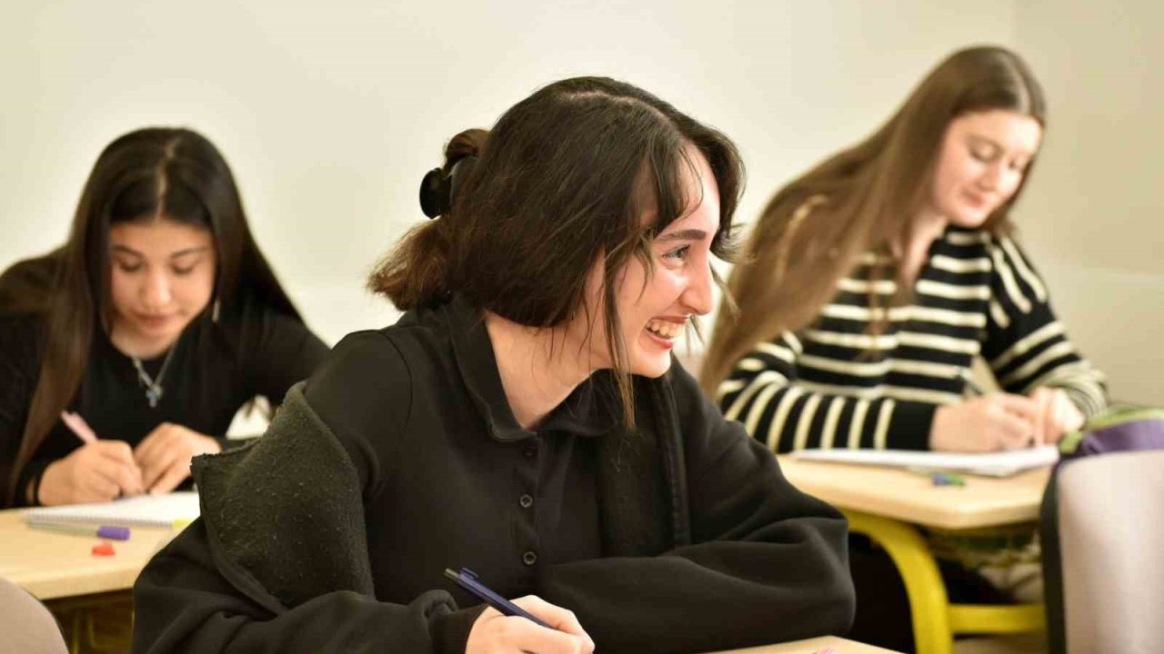 Kepez Belediyesi’nden başarılı öğrencilere VIP sınıf