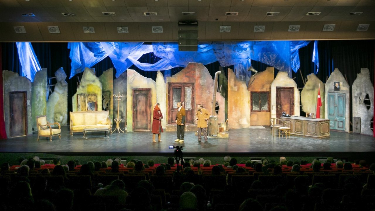 Mersin Şehir Tiyatrosu ’Buzlar Çözülmeden’ oyununu sahneledi