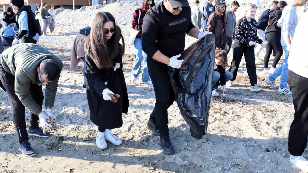 Alanya’da gençlerden sahil temizliği