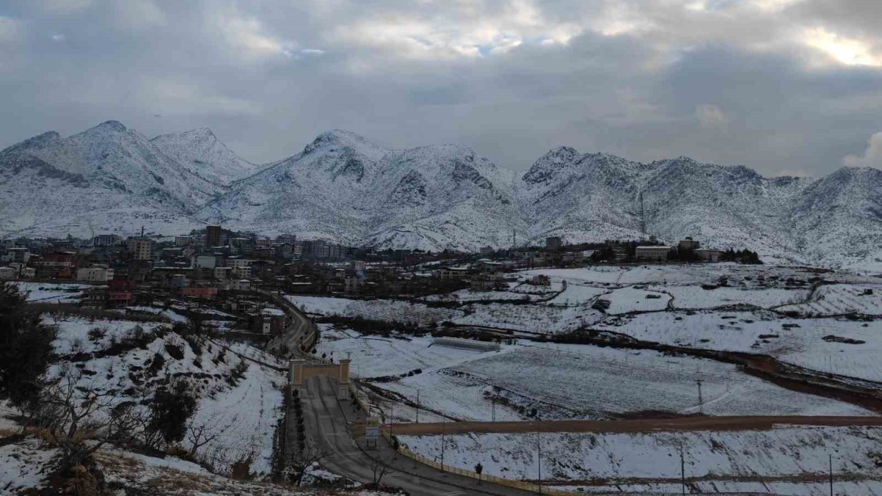 Siirt’te kar, kartpostallık görüntüler oluşturdu