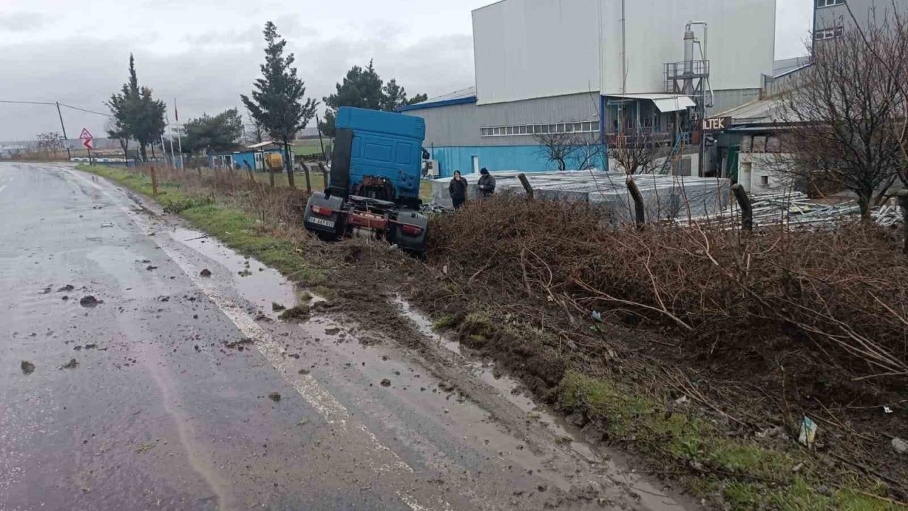 Yoldan çıkan tır kaza yaptı