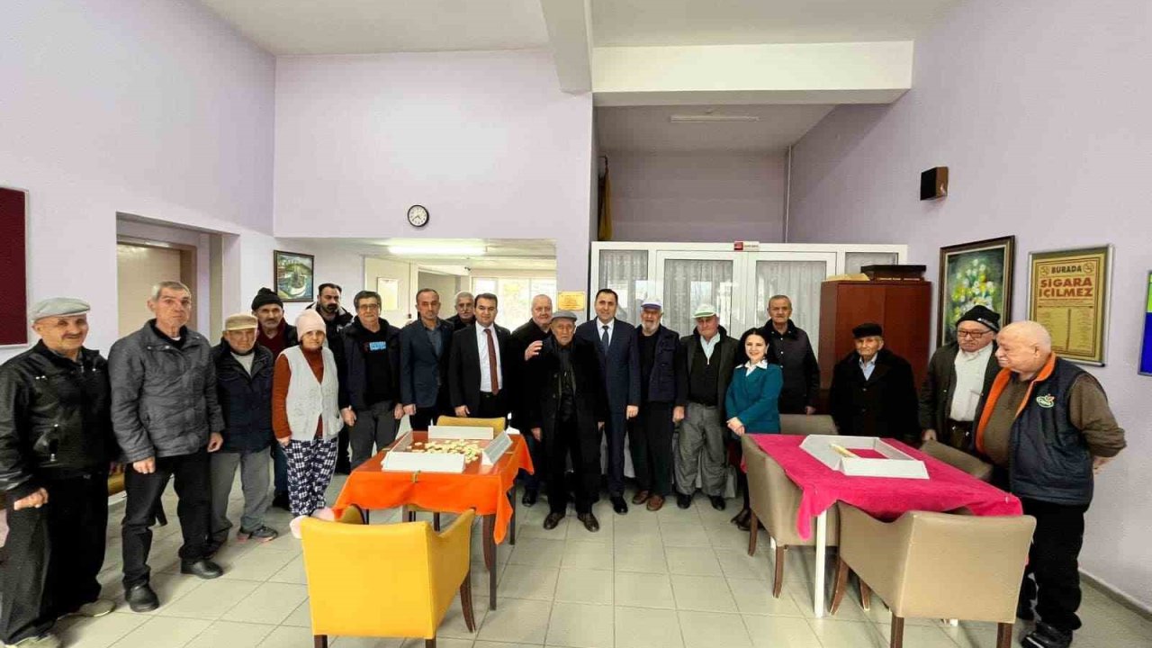 Huzurevi sakinleriyle bir araya geldi