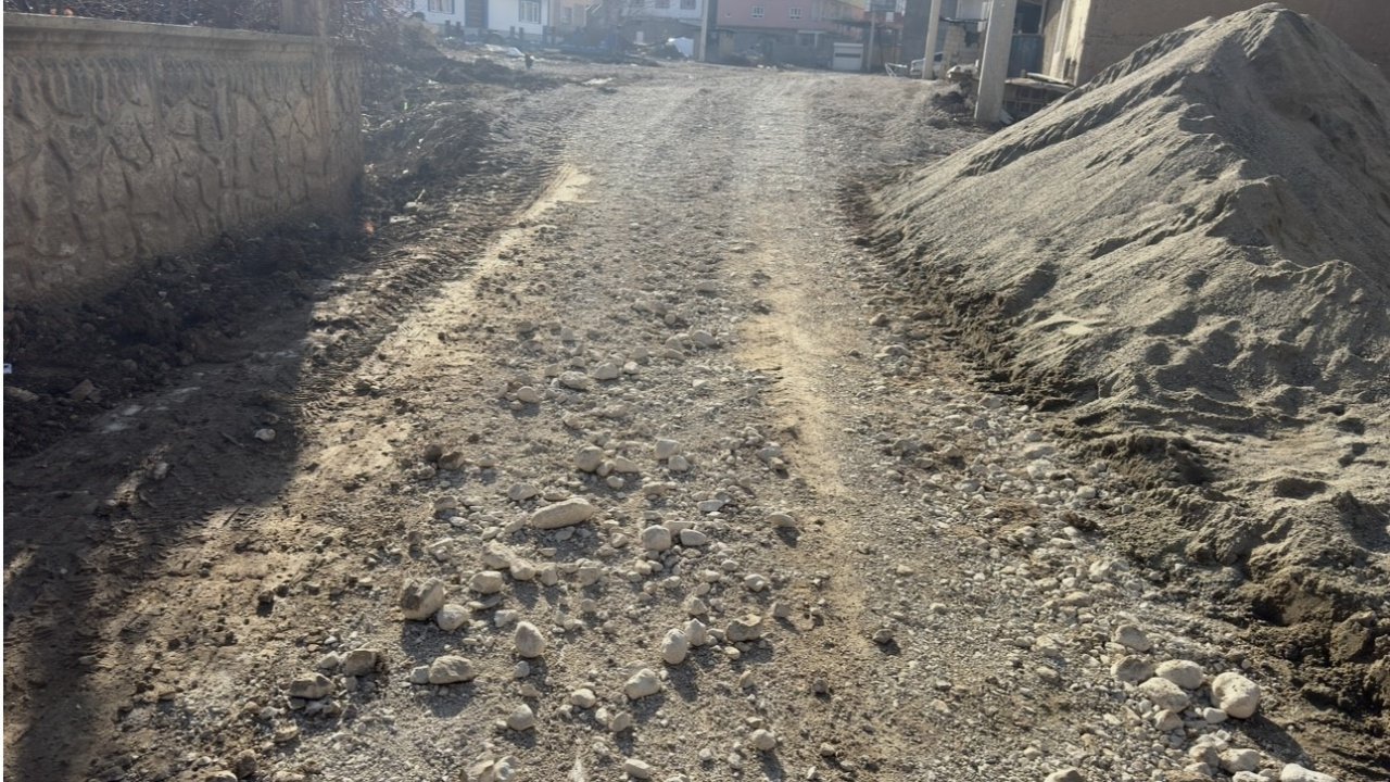 DEM Partili belediye, kullanılamaz hale getirdiği yolun çözümünü kaya parçaları dökmekle buldu
