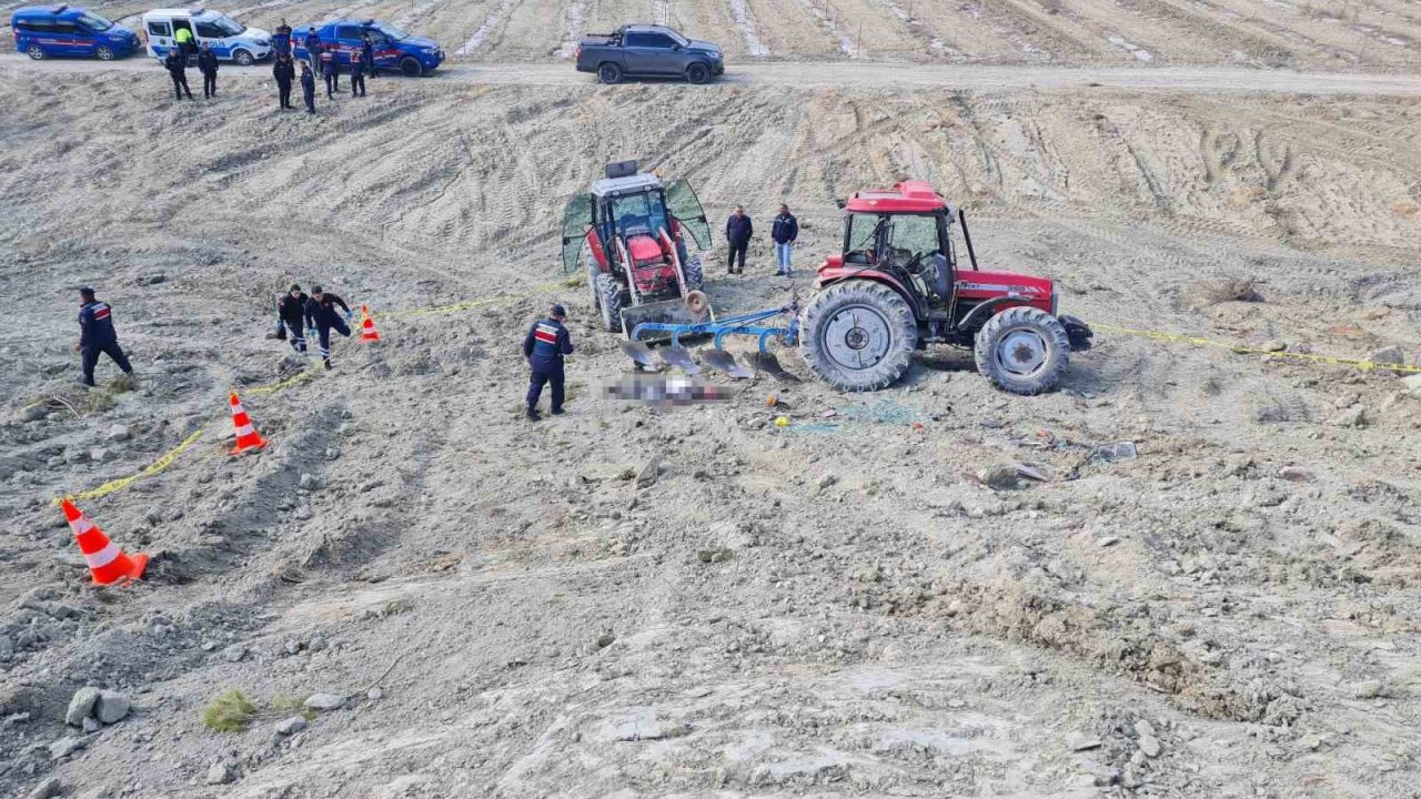 Devrilen traktörün altında can verdi