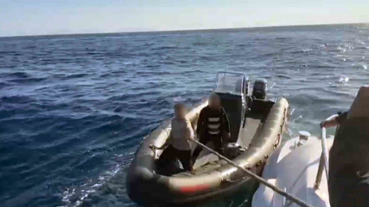 Fethiye’de lastik bot ile kaçmaya çalışan iki kişi yakalandı