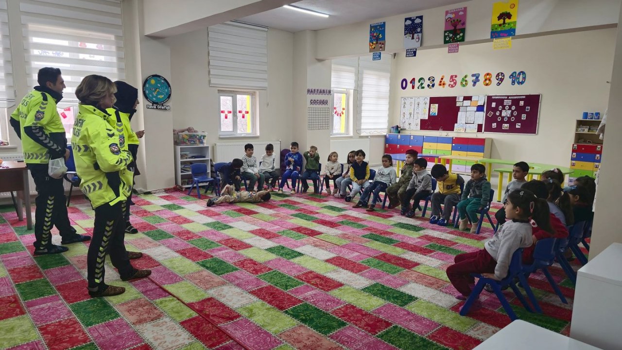 Ahlat’ta miniklere trafik güvenliği eğitimi