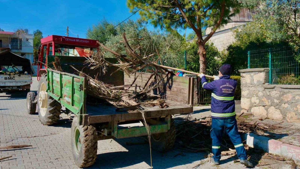Ceyhan Belediyesi Kurtkulağı Mahallesi’ne çıkartma yaptı