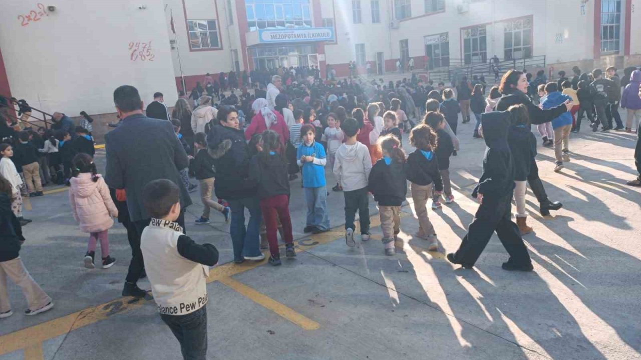 İlkokul öğrencilerine deprem ve yangın tatbikatı