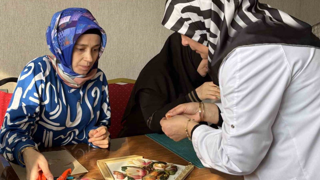 Ağrılı kadınlar kağıt rölyef sanatıyla hem sosyalleşiyor hem kazanıyor