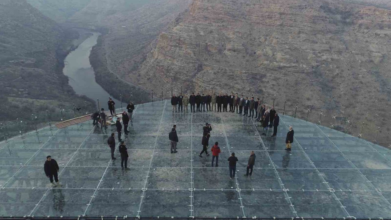 Şırnak’taki Cehennem Dersi Cam Terası turistlerin ilgi odağında
