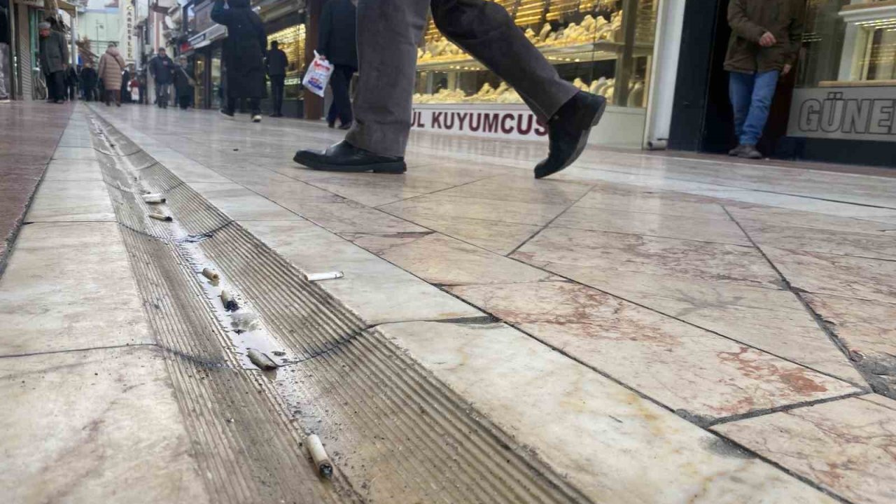 Duyarsız vatandaşlar yere izmarit atılmamasıyla ilgili yasağı dikkate almadı