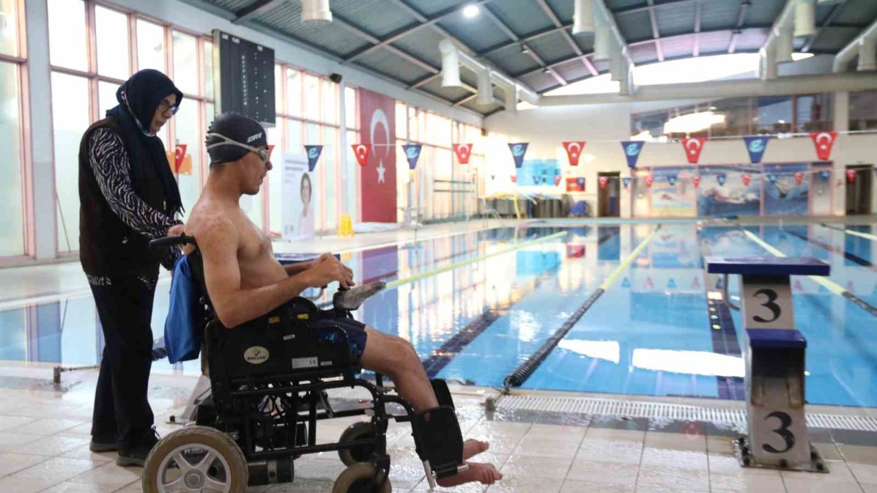 57 yaşındaki fedakar anne, 21 yıldır oğluyla engelleri aşıp onu şampiyonluklara taşıyor