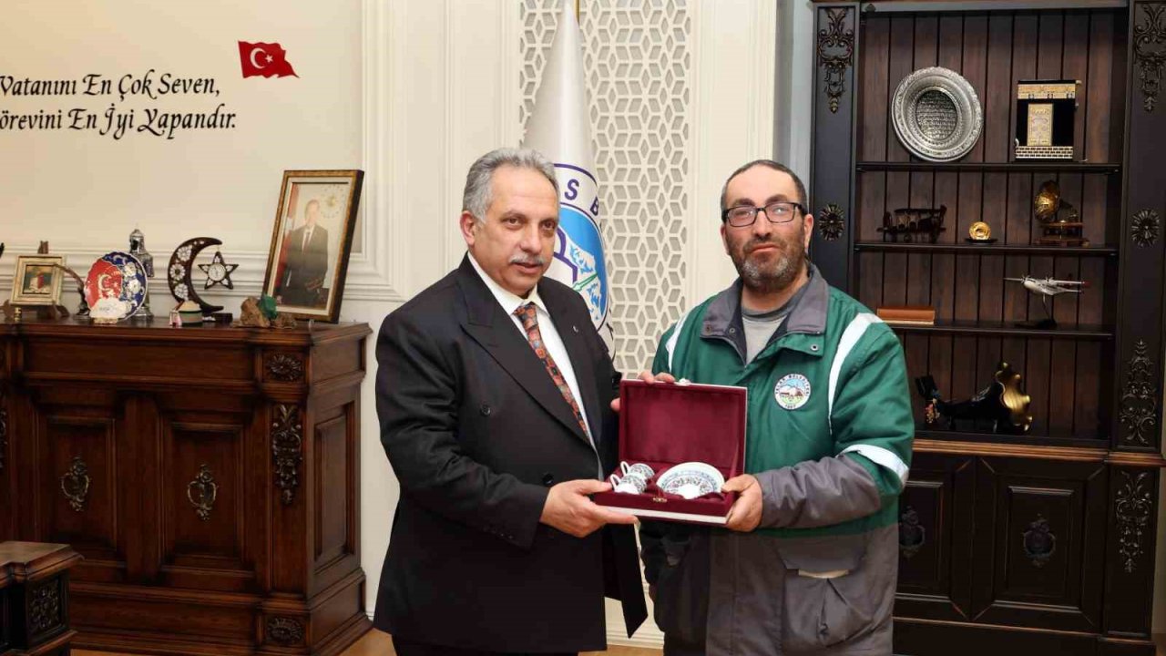 Başkan Yalçın’dan örnek davranış gösteren personele takdir