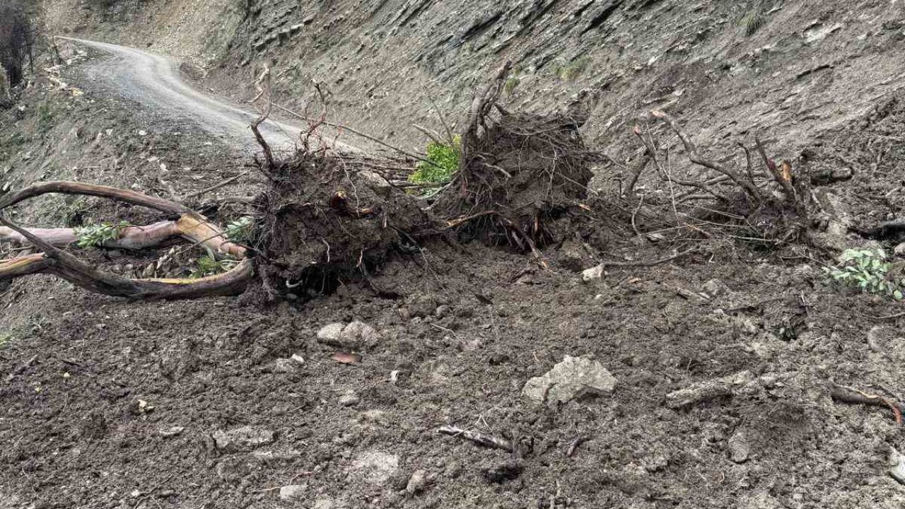 Türkeli’de toprak kayması: Bir köy yolu ulaşıma kapandı
