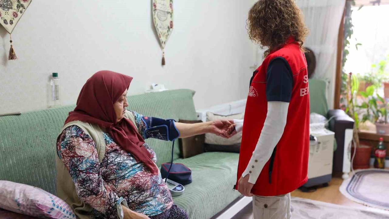 Evde yaşlı bakım hizmeti yüzlerde tebessüm olmayı sürdürüyor