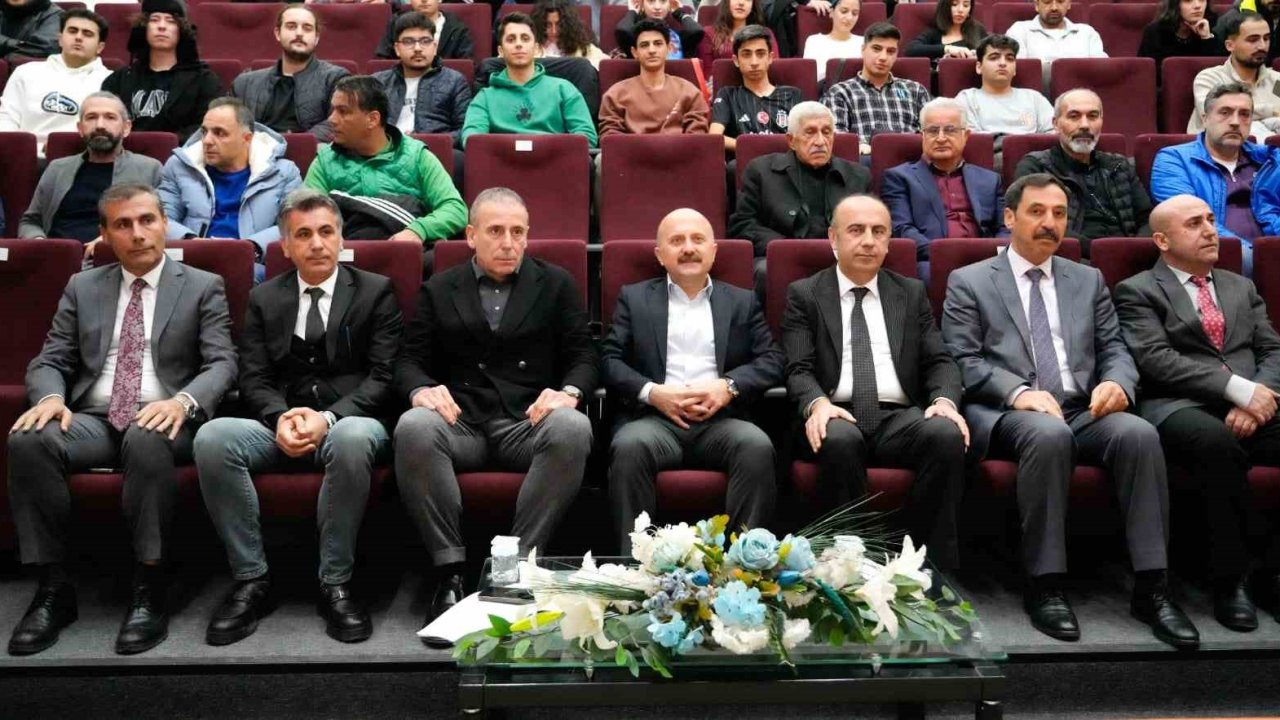 "Futbolda yeni trendler ve liderlik" başlıklı söyleşi düzenlendi