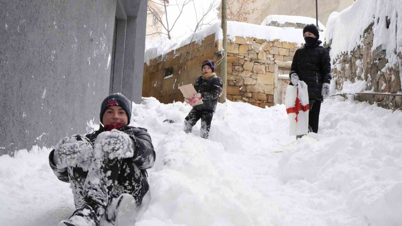 Bayburt’un Aydıntepe ilçesinde yoğun kar nedeniyle okullar bir gün tatil edildi