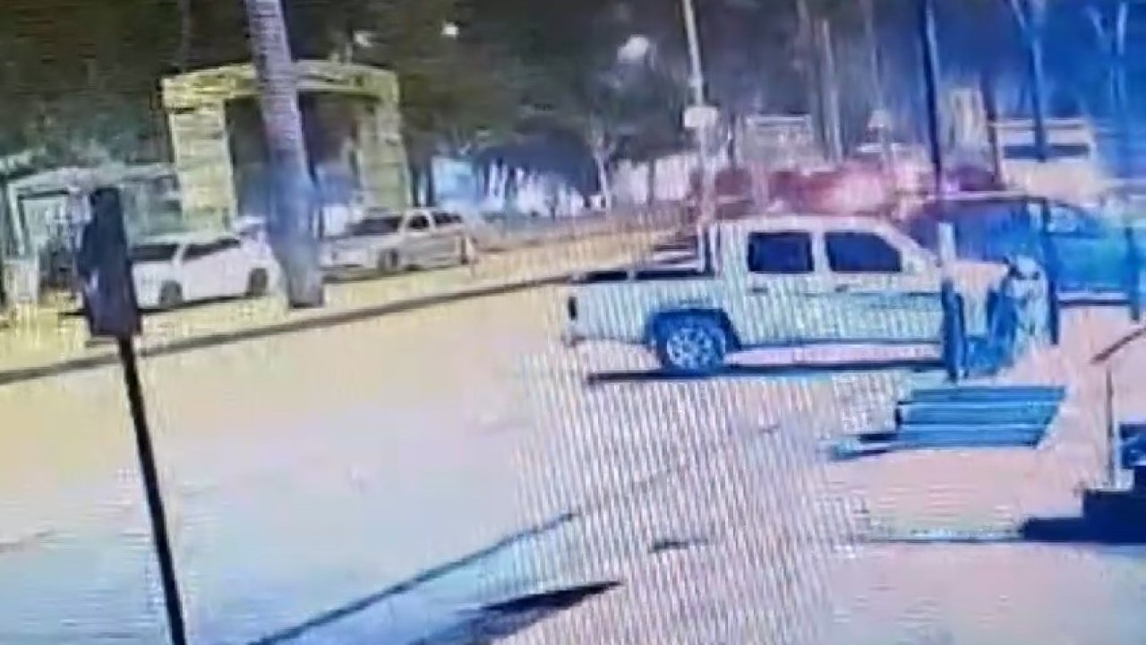 Sokak köpeklerinden kaçarken kamyonet çarptı: Kaza anı kamerada