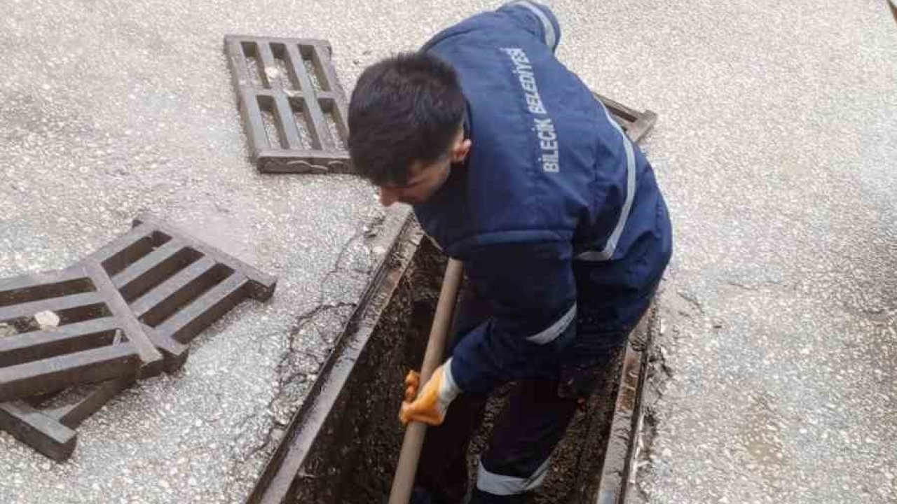 Bilecik Belediye ekiplerinden mazgallarda temizlik