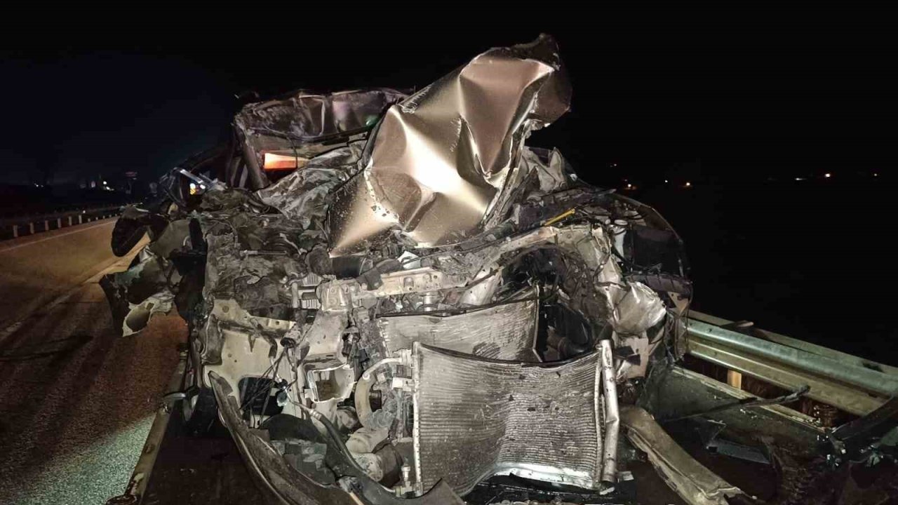 Otomobil, kamyona arkadan çarptı sürücü ağır yaralandı